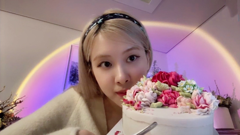 blackpink朴彩英直播引热议,350万人围观吃蛋糕,被要求扣纽扣_腾讯