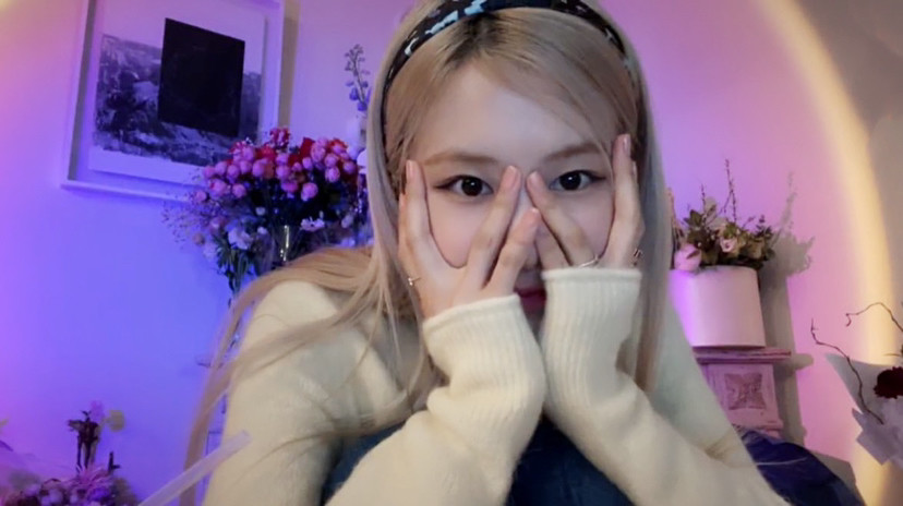 为了回馈粉丝,朴彩英在生日当天深夜凌晨进行了直播,其中不仅为粉丝做