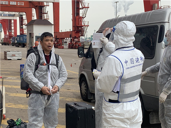 民警纪洪阳正在为离轮船员进行人证对照.外高桥边检站供图.