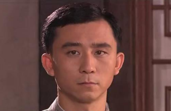 老戏骨赵毅过年街上游荡显凄凉头发凌乱脸沧桑46岁现仍单身