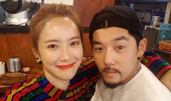 韩星刘荷娜行为引争议!穿婆婆睡裤躺公公腿上,还主动晒照求点赞