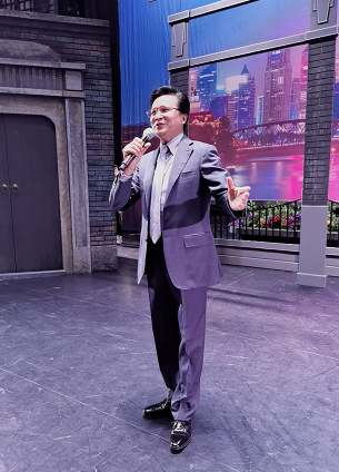 最大期待莫过于每场不同的神秘嘉宾,昨晚登台的是资深沪剧演员钱思剑