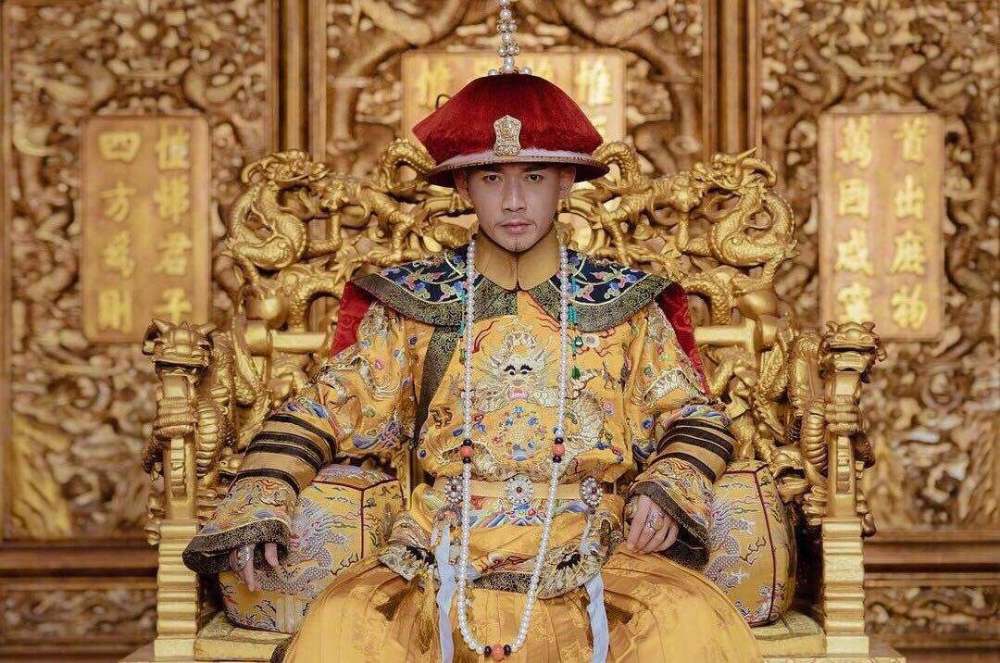 为何秦始皇穿黑龙袍而后面的皇帝却穿黄龙袍专家他们不敢