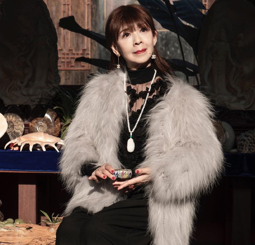 只穿高跟鞋的汪奶奶火了穿搭精致气质佳79岁身材似18