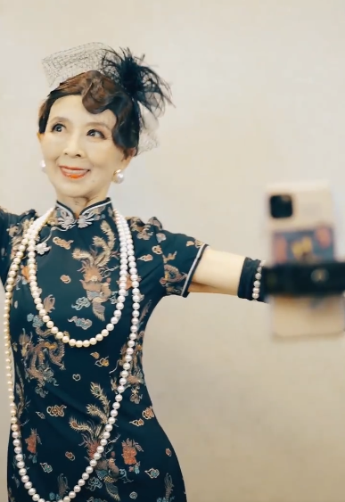 只穿高跟鞋的汪奶奶火了穿搭精致气质佳79岁身材似18