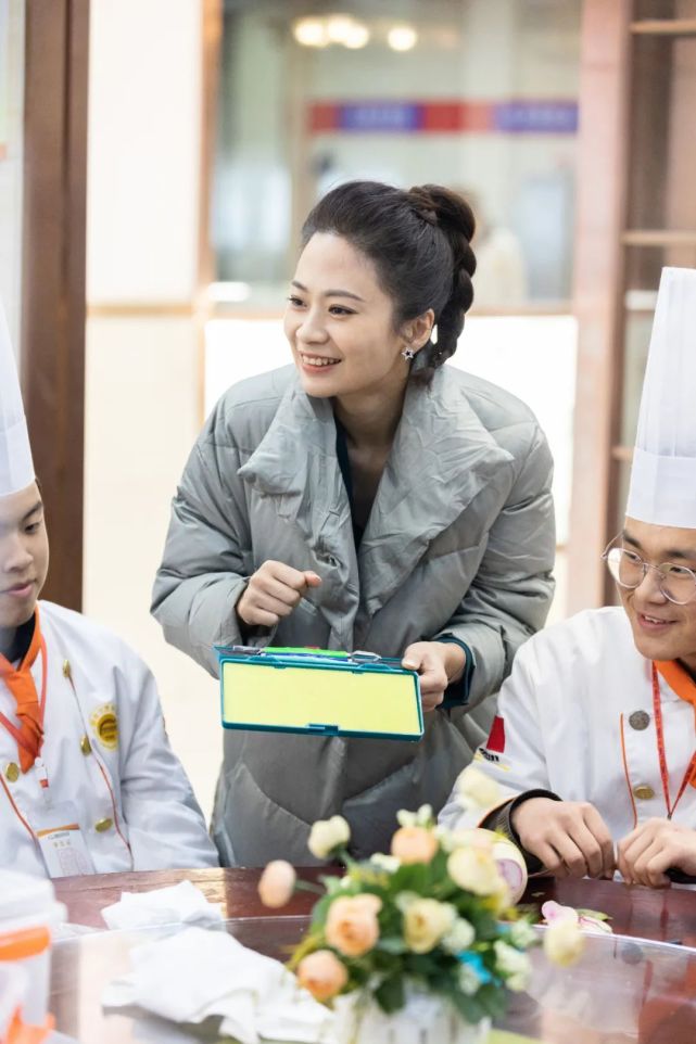 【厨王争霸】新东方学子疯狂炫技,央视主持人陈蓓蓓大呼出彩!