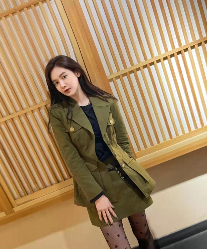 nba主播美娜晒美照,小短裙黑丝袜,身材圆润修长,御姐范十足!