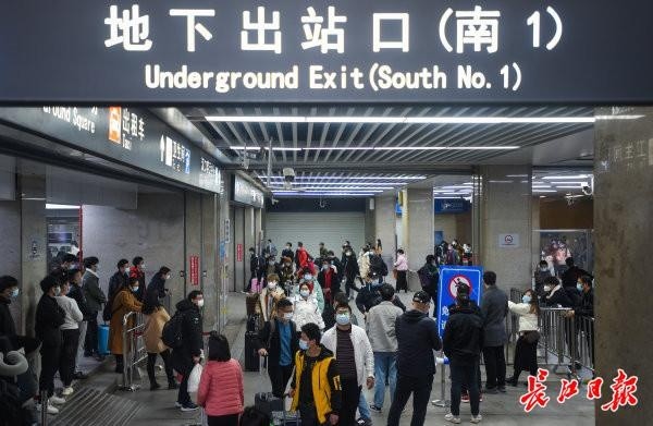 2月17日,汉口火车站出站口,市民陆续返程.