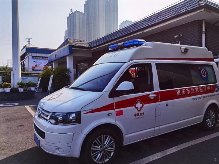 春节期间,重庆市急救中心派出救护车驻守高速路