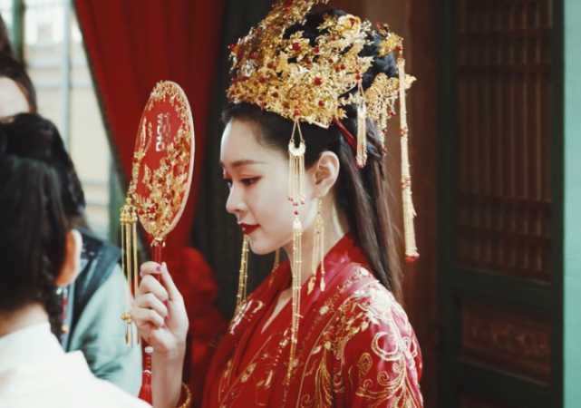 《赘婿》上线引热议,宋轶红色婚服美到观众,郭麒麟长相被质疑_腾讯网