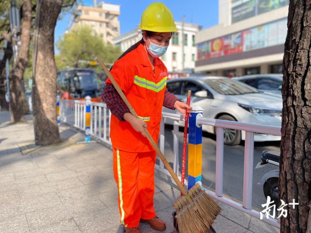 春节我在岗节日亦是工作日惠州环卫工人坚守一线