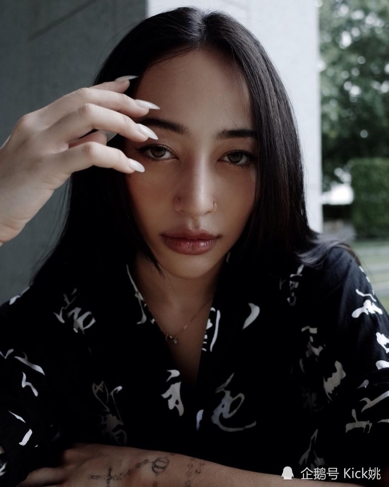 高颜值女rappergenadesouza私下潮流装备真狠