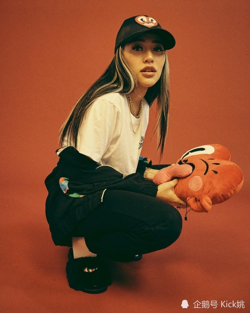 高颜值女rappergenadesouza私下潮流装备真狠