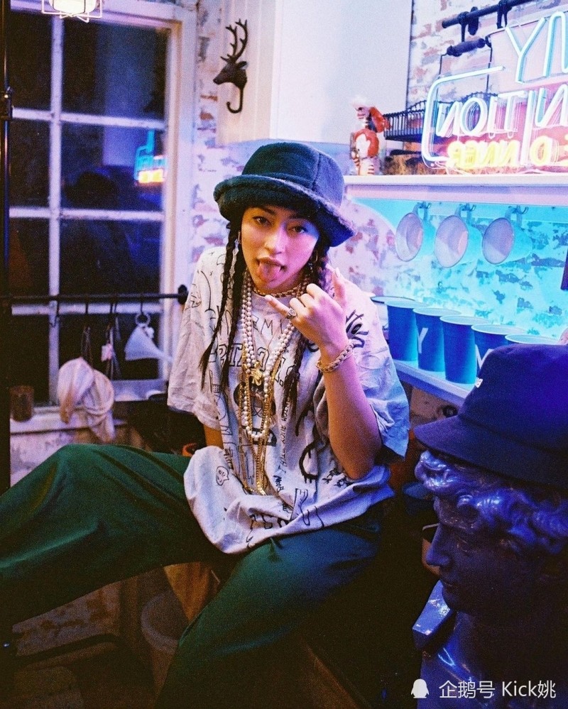 高颜值女rappergenadesouza私下潮流装备真狠