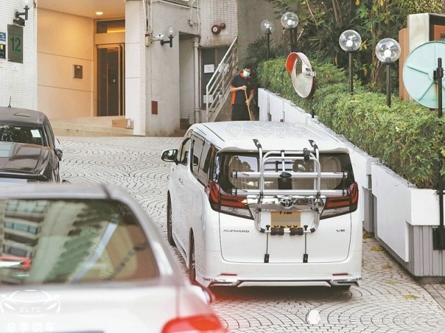 周星驰换车了,座驾比以前的车贵20多万,不过依旧低调