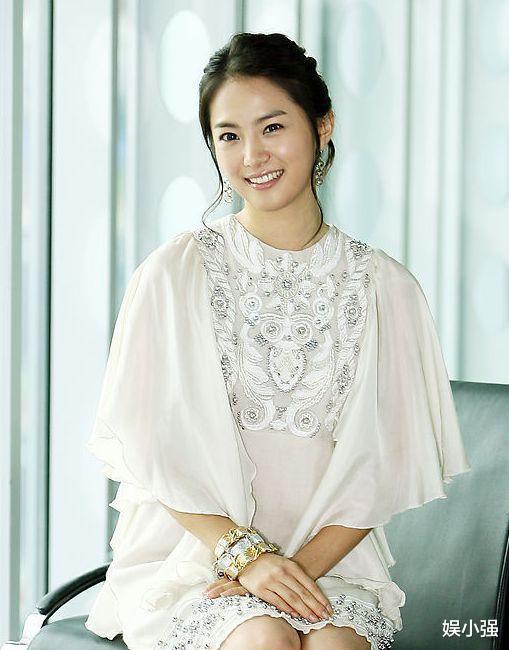 女星刘荷娜躺公公腿上惹网友争议曾是放羊的星星女主角