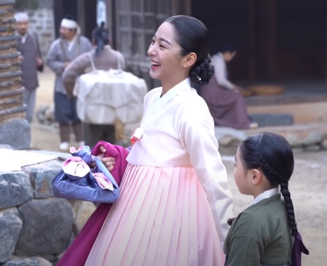 热播剧哲仁王后收官后又发布了新的幕后花絮搞笑照片