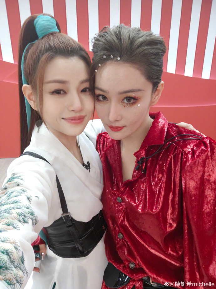 陈妍希与张馨予合影