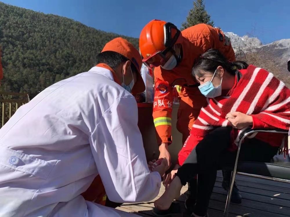 遊客崴腳受傷玉龍雪山駐防中隊派出消防員熱心護送