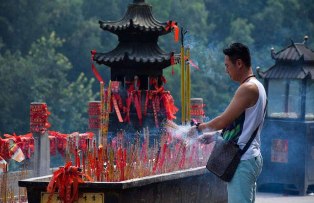 磕头不应强求不能过度保护民俗现代社会应尊重每个人的选择