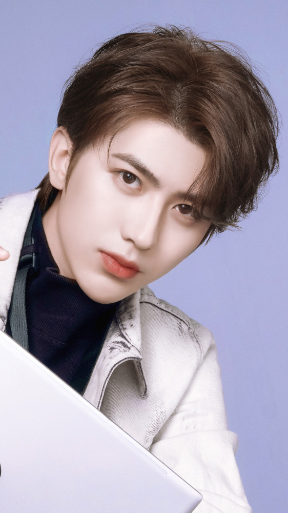 lisa首翻跳蔡徐坤新曲情人短发白衬衫热辣帅气华丽回归青三