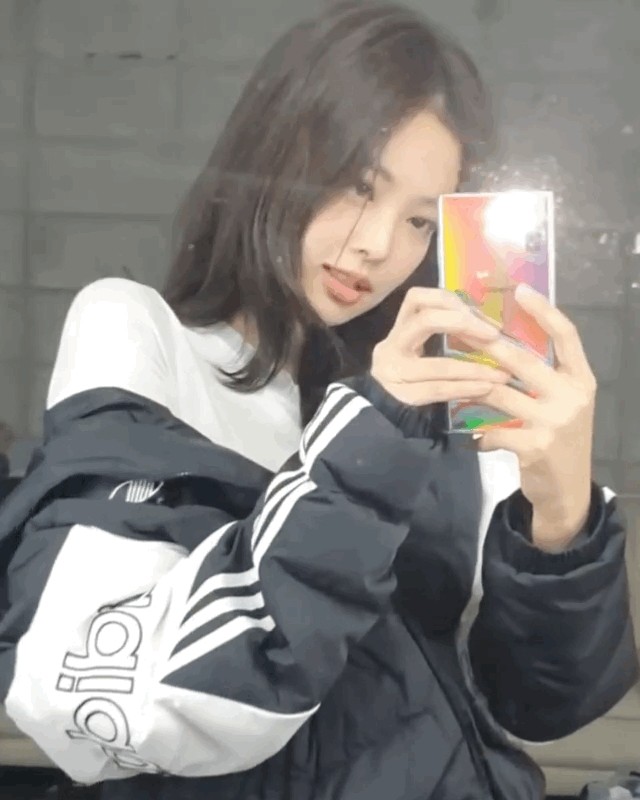 jennie金智妮对镜拍的煎饺