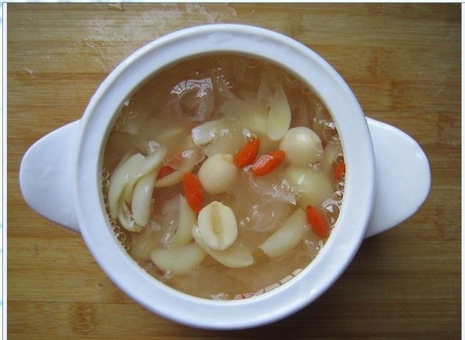 小贴士:银耳莲子红枣百合汤是一款春天的养生羹汤,银耳虽然营养很高