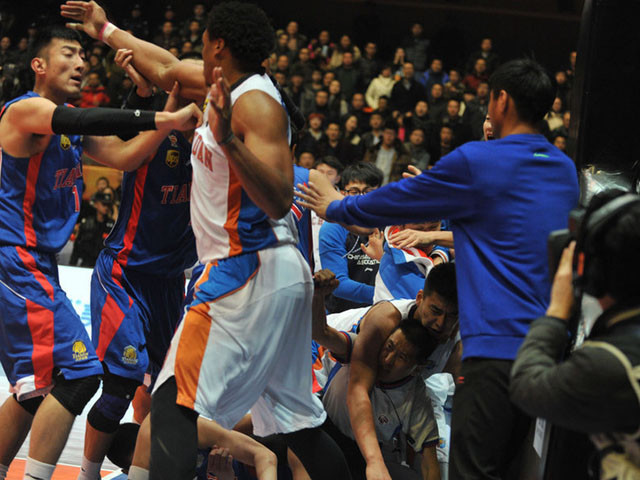 cba历史上发生了哪些严重斗殴事件?以川辽冲突事件最为臭名昭著