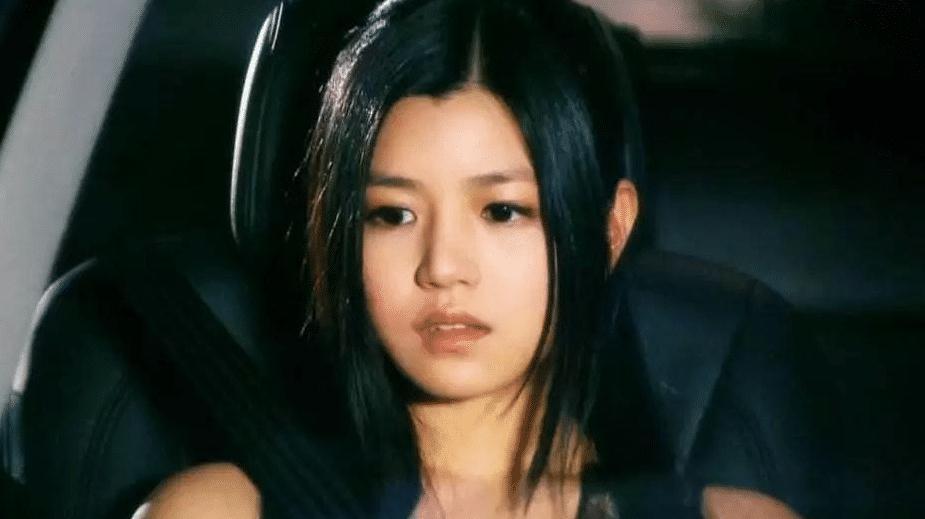 同年,陈妍希又出演了一部让观众尴尬到爆的电视剧《不良笑花》,饰演