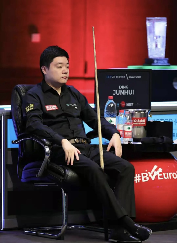 斯诺克威尔士公开赛:00后小将庞俊旭4比2淘汰中国一哥丁俊晖,顺利晋级