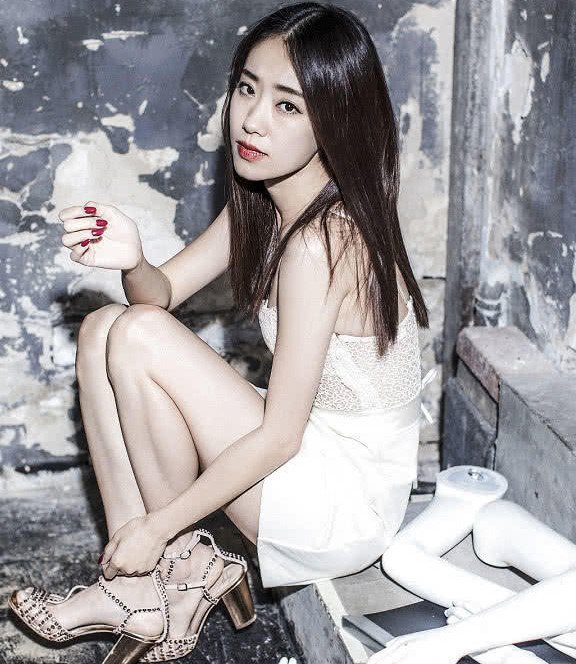 宝藏女孩张小斐性感写真纯欲风居然是她玩剩下的