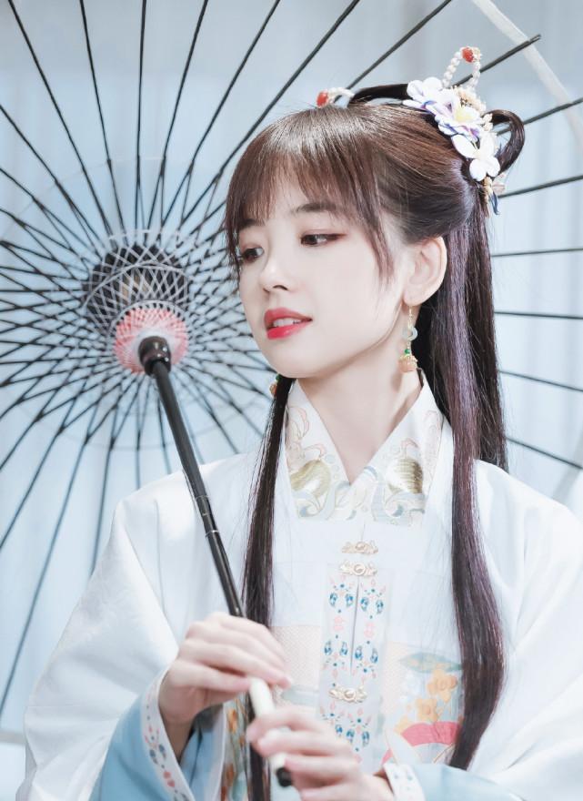 央视记者王冰冰汉服造型曝光,化身为明朝少女,一举一动都美画_腾讯