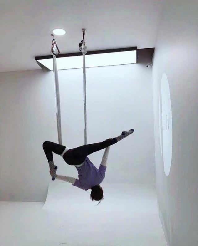 43岁黄奕练空中瑜伽,与女儿倒立吻,身材越发迷人