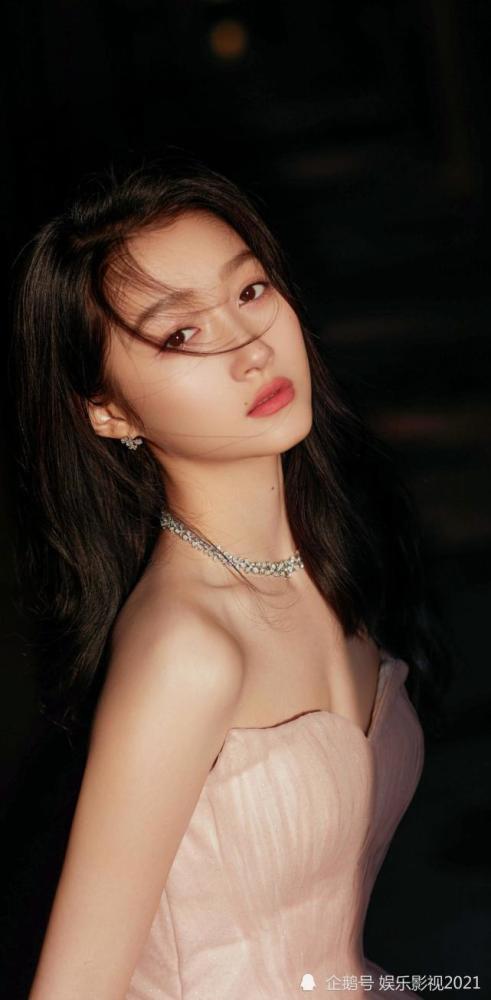 明星壁纸丨第五期关晓彤时尚写真性感露肩壁纸