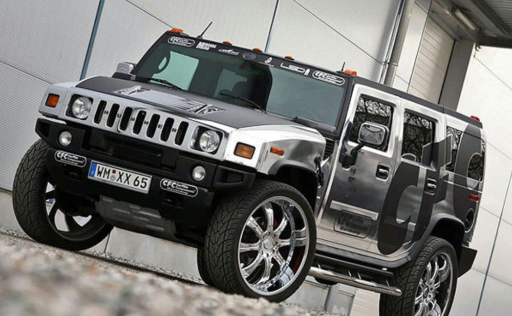 奔驰s级和悍马对撞哪个结实「奔驰s级和悍马对撞哪个结实点」