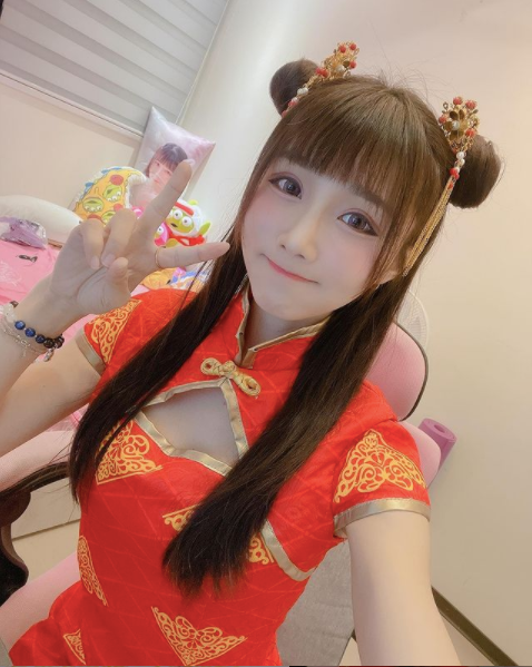 录制当天,因为是新年的特别节目,或许是为了喜庆,纪馨乔非常应景地穿