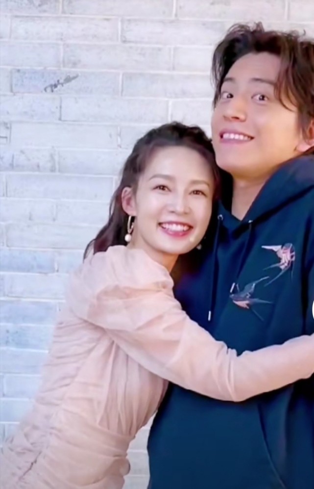 王大陆回应与李沁演戏拥抱的争议随后李沁转发表态演得挺好