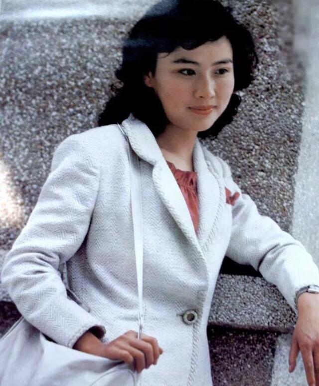 她曾齐名刘晓庆,一婚失败隐退卖啤酒,二婚成了杜淳后妈又离婚