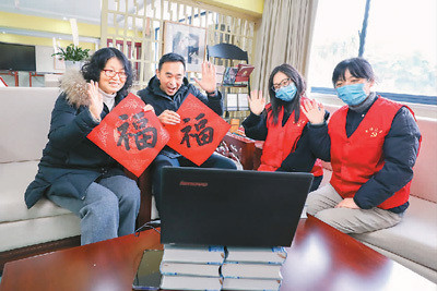 州芙蓉镇杨木村,"网红爷爷"彭国飞(右)向村民彭宏云展示自己的短视频