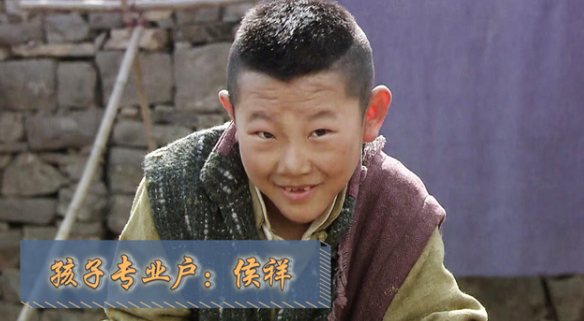 著名演员侯祥9岁停止发育36岁还演小孩与老婆站一起像母子