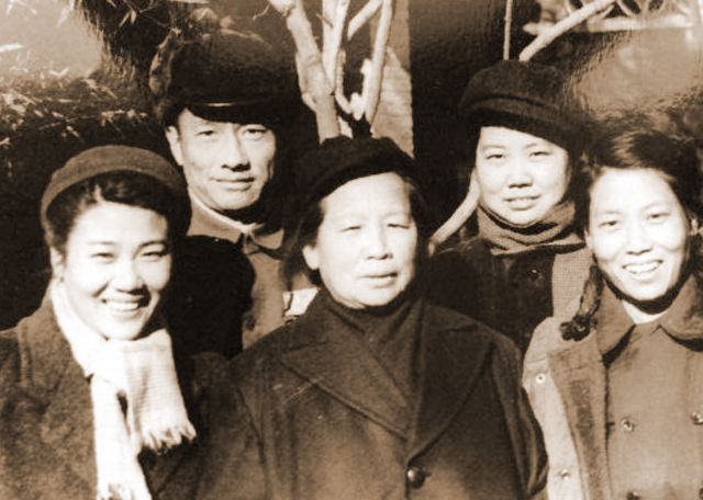 第二段婚姻,她因戏结情,与 金山成为了夫妻,两人都是演员,这段婚姻没