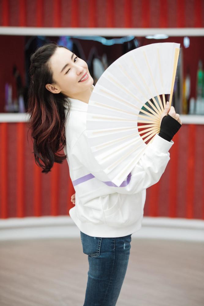 张柏芝幼年照片如洋娃娃为浪姐2狂练扇子舞毛绒外套超显白