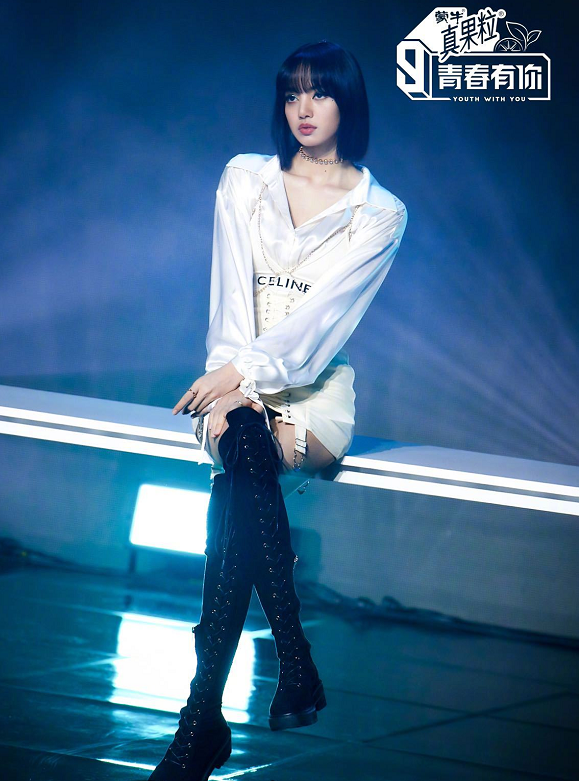 lisa身材登上热搜!腰细腿长比例太优越,不愧是人间芭比