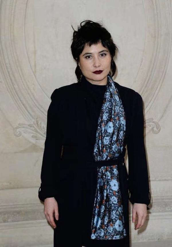 赌王女儿何超仪罕见露面,她换发型男相十足,老公暴瘦过头显病态_腾讯