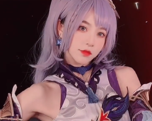 刘思瑶cos原神"刻晴",秀直角肩瓜子脸,却被吐槽像男人_腾讯新闻