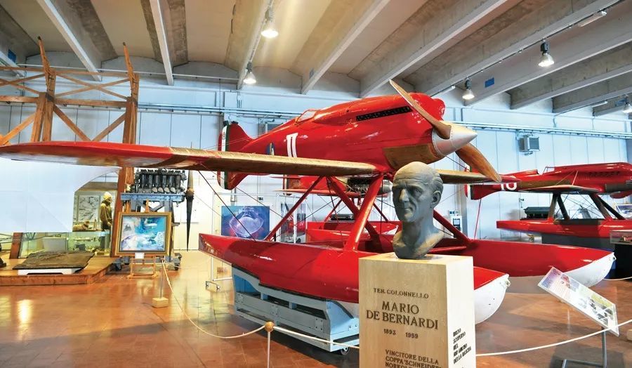 《红猪》中费拉林上尉曾经驾驶的马基m.39单翼水上飞机.