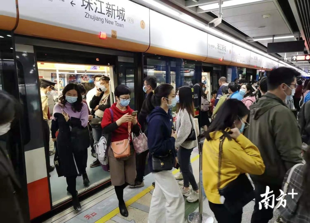 图集节后返工第一天广州地铁繁忙客流初现