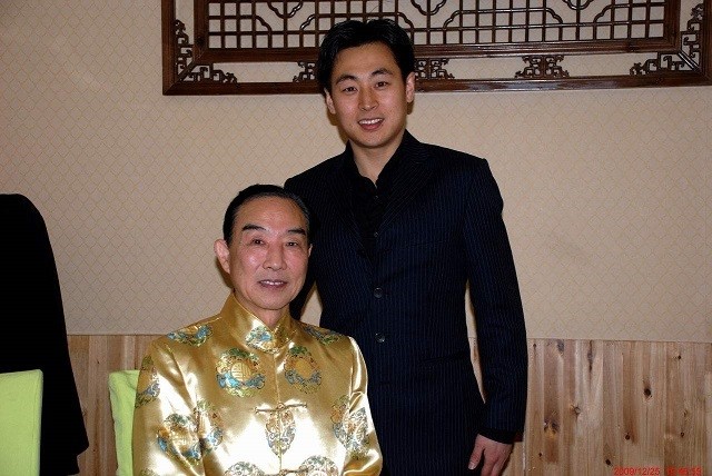 宋玉庆22岁就火遍全国退休后去了美国当众唱打败美帝野心狼