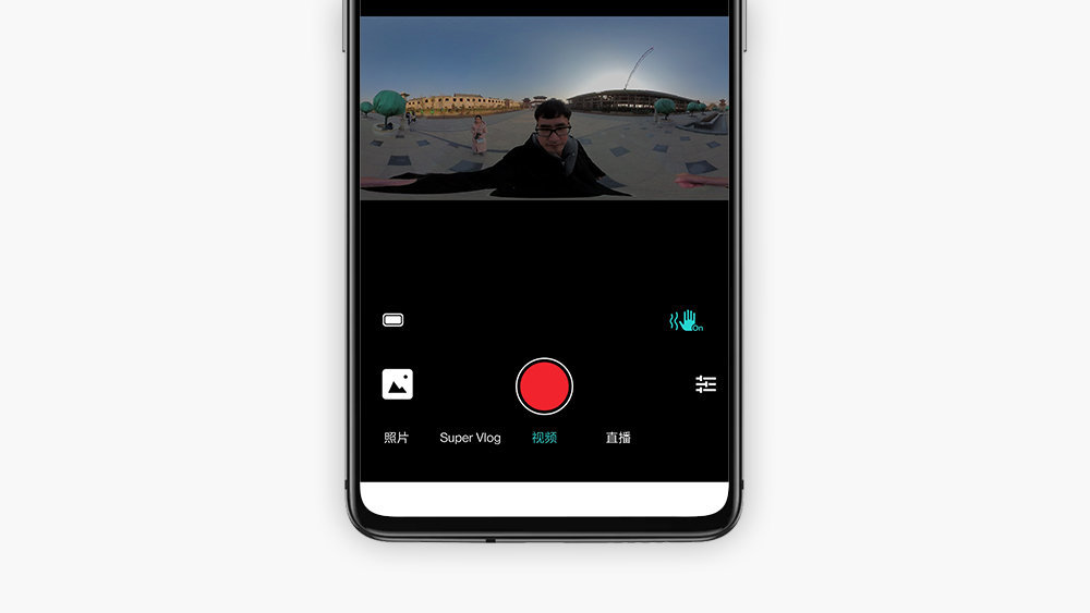 选择qoocam app中间的相机就可以进入到拍摄取景界面,取景器的布局与