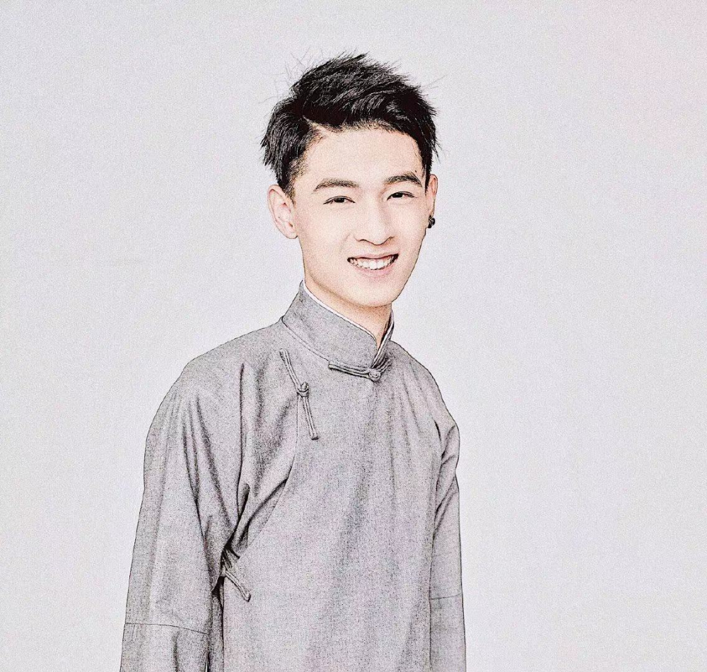 秦霄贤在德云社的地位非常特殊,首先他是最"弱"的,高瘦的身形让他显得